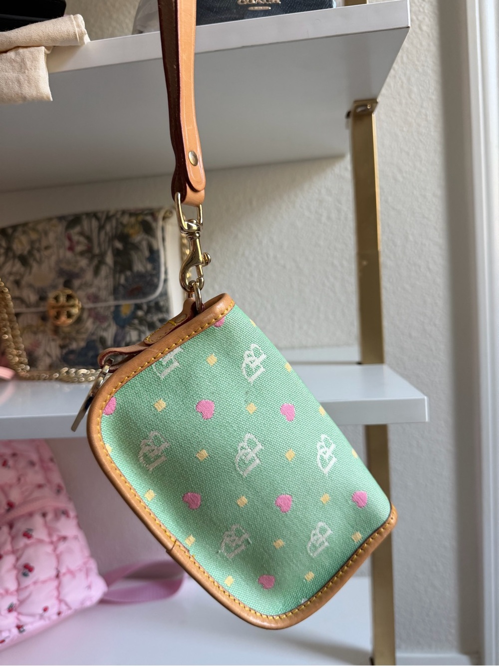 💚✨ Vintage Dooney & Bourke Y2K Monogram Wristlet Pouch ✨💚  Pink Hearts bag purse - Picture 7 of 14